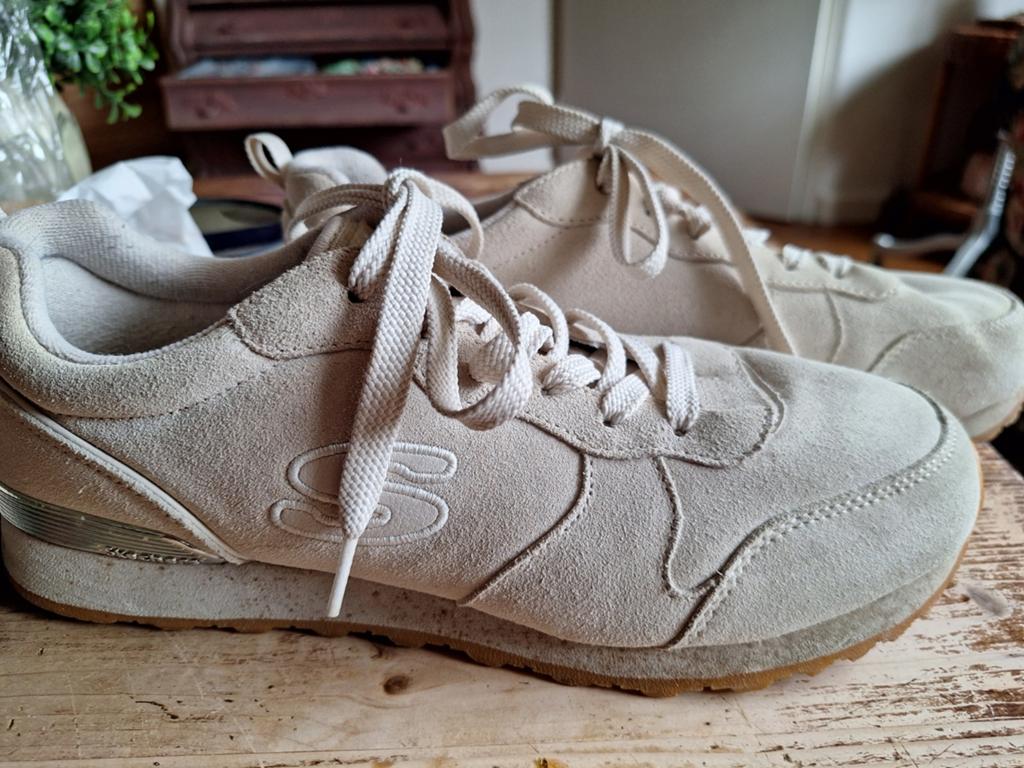 Beige suede skechers sneakers 41 42 schoenen, Ophalen of Verzenden, Gedragen, Beige, Sneakers of Gympen