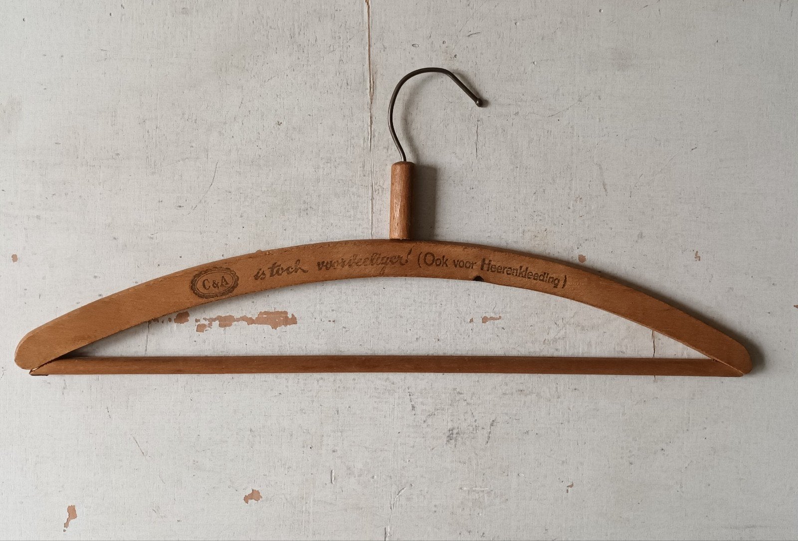Vintage C&A Houten Kledinghanger - 'is toch voordeliger!', Verzamelen, Ophalen of Verzenden, Gebruikt, Overige typen