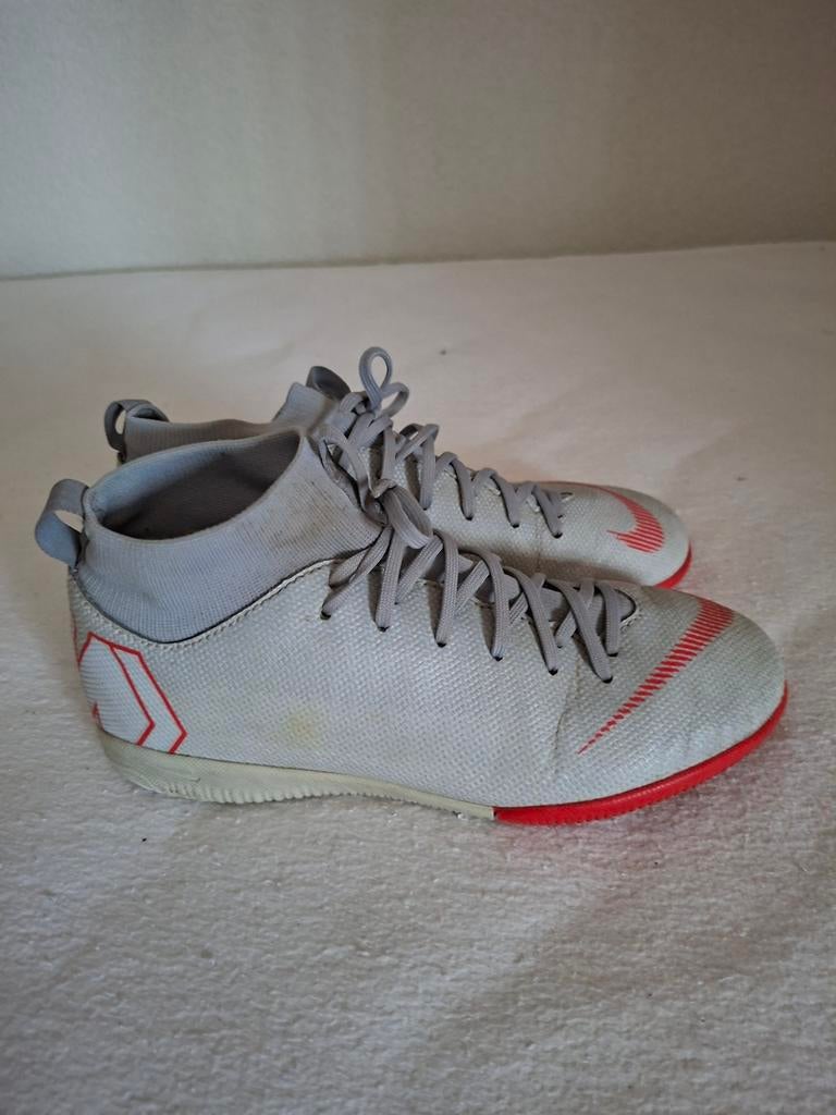 Nike zaalvoetbalschoenen maat 5, Maat XS of kleiner, Ophalen of Verzenden, Gebruikt, Schoenen