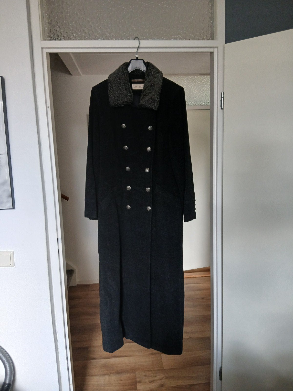 Lange zwarte winter mantel, Ophalen, Gedragen, Maat 42/44 (L), Zwart