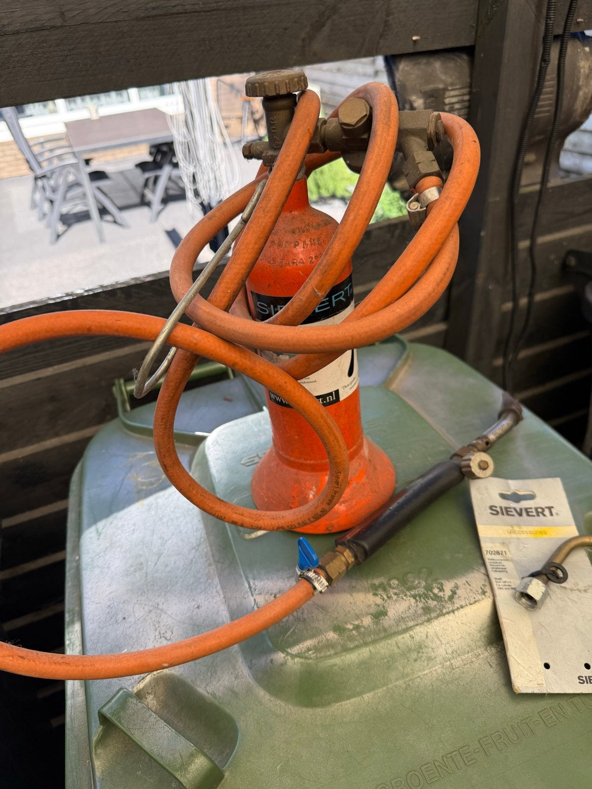 Grote gasfles met slang en brander voor kleine gasfles, Ophalen of Verzenden, Gebruikt