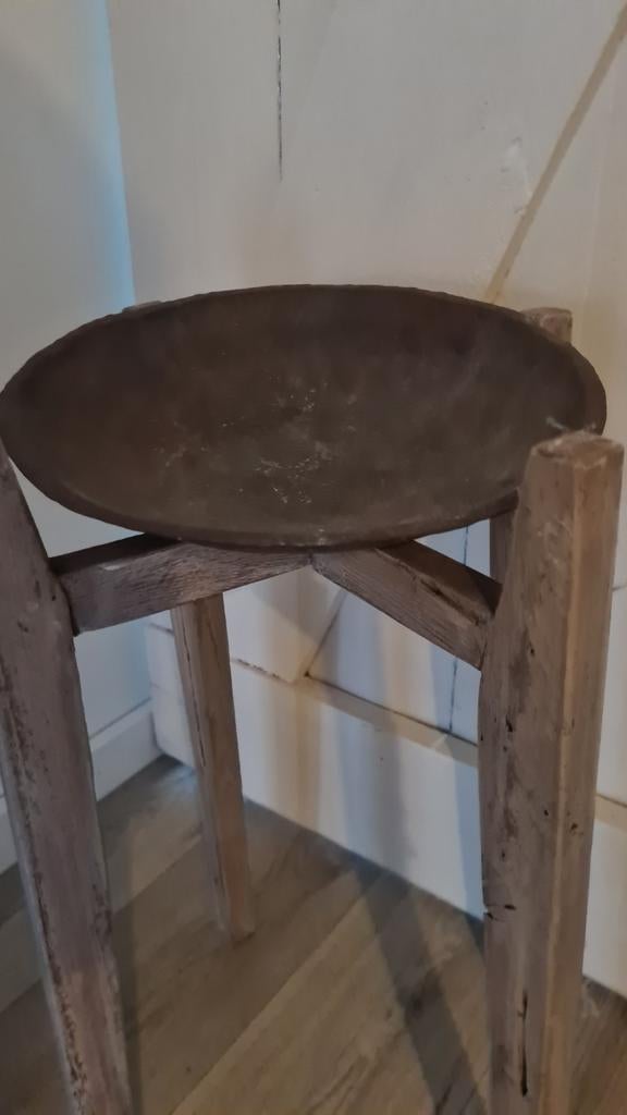Plantentafel met roestige schaal en los houten onderstel, Ophalen of Verzenden