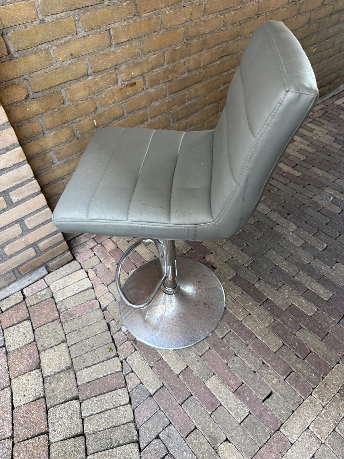 Gratis, Huis en Inrichting, Barkrukken, 1 kruk, Ophalen of Verzenden, Zo goed als nieuw, 60 tot 90 cm