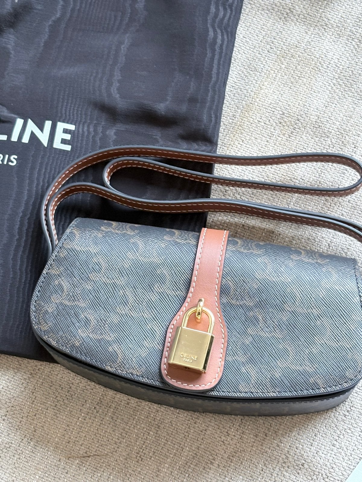 Celine Tabou Bag - Zo goed als nieuw, Ophalen of Verzenden, Zo goed als nieuw, Bruin, Schoudertasje