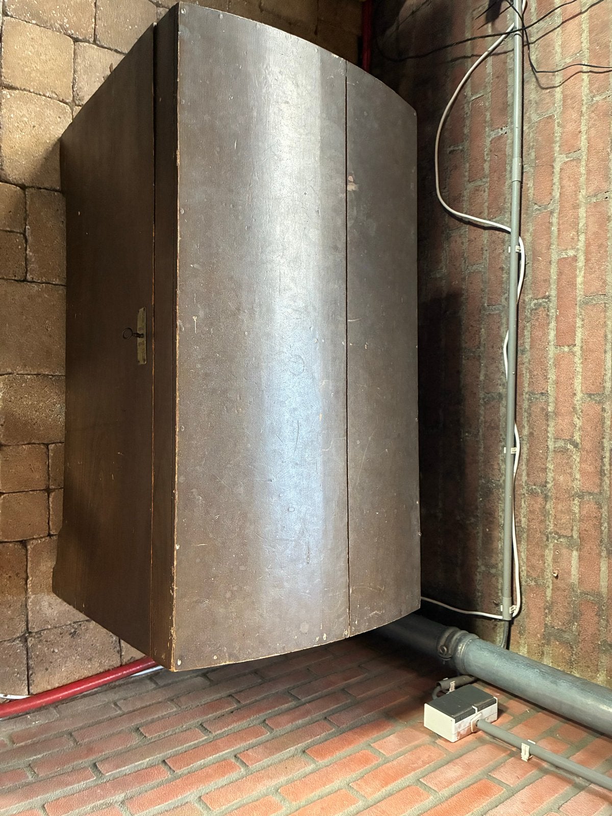 Antieke houten kist met gebogen deksel, Ophalen