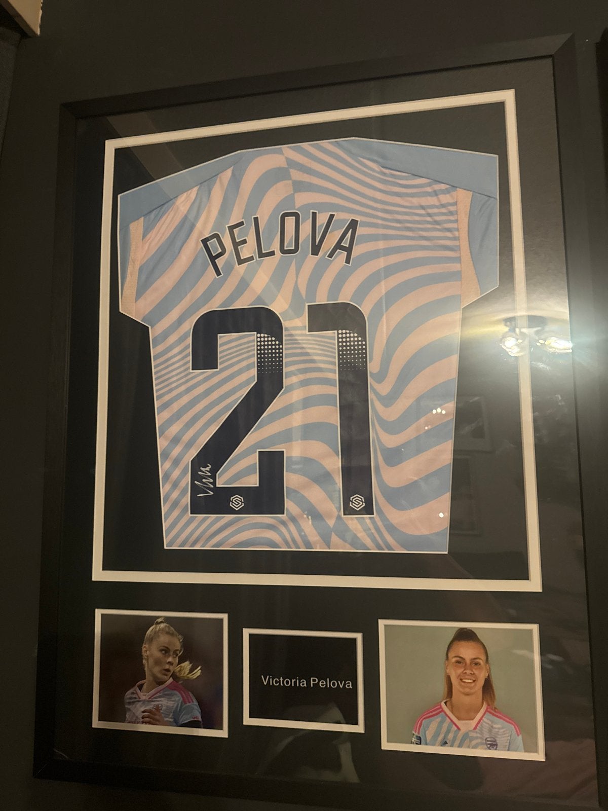Ingelijst gesigneerd shirt Victoria Pelova, Ophalen of Verzenden, Zo goed als nieuw, Overige sporten, Shirt
