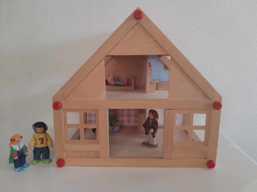 Houten poppenhuis met poppetjes en meubeltjes, Kinderen en Baby's, Speelgoed | Poppenhuizen, Ophalen of Verzenden, Poppenhuis