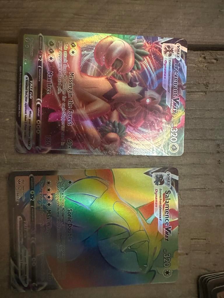 2 Pokémon VMAX kaarten: Trevenant VMAX & Salamence V, Ophalen of Verzenden, Zo goed als nieuw, Meerdere kaarten, Foil