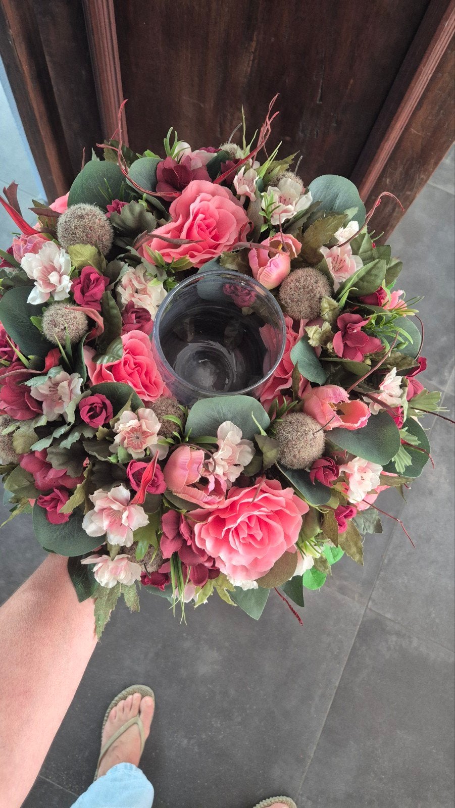 krans met kunstbloemen op onderbord en met windlicht, Ophalen of Verzenden