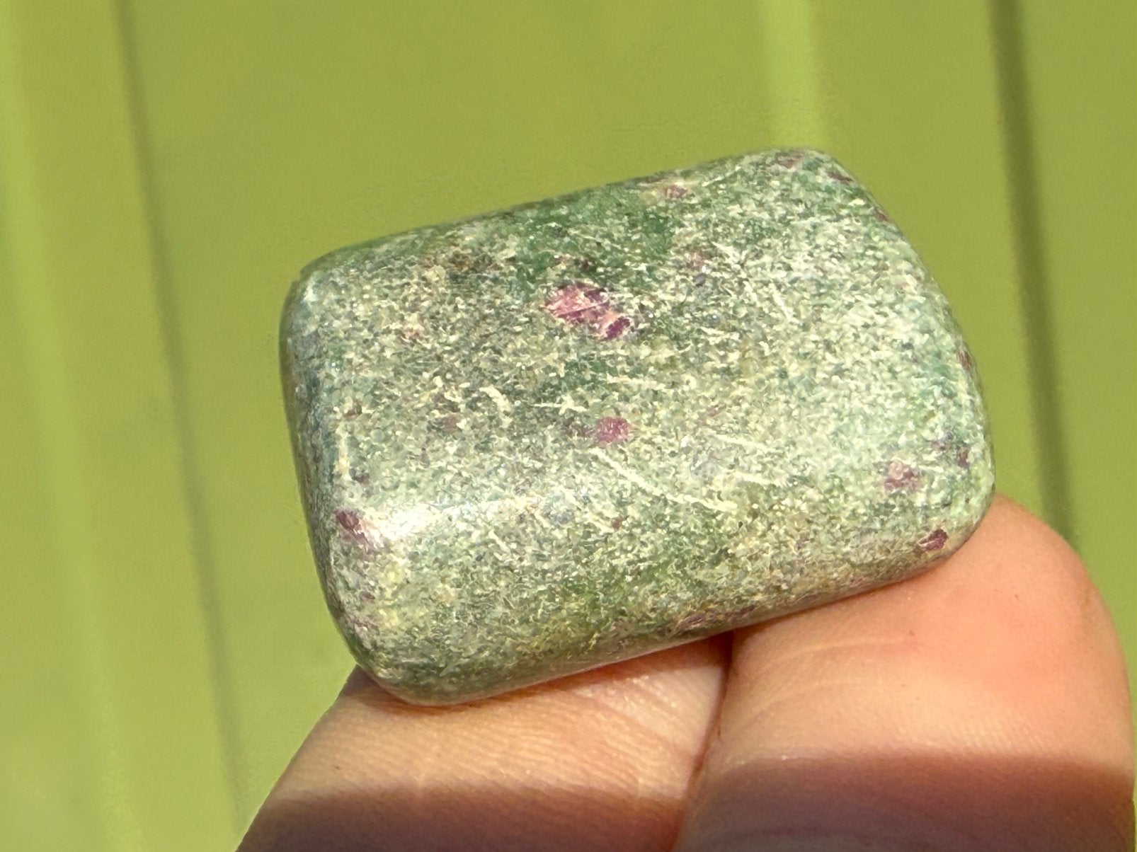 26 Fluorescerende Robijn in Fuchsiet edelsteen mineraeln, Ophalen of Verzenden, Mineraal