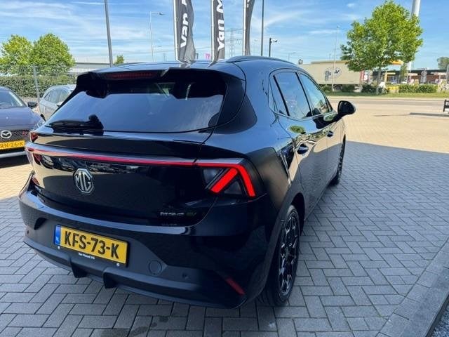MG 4 EV Urban Premium 54 kWh | WLTP 406 KM| Navi | Stuur en, Auto's, Stof, Zwart, 160 pk, Zwart