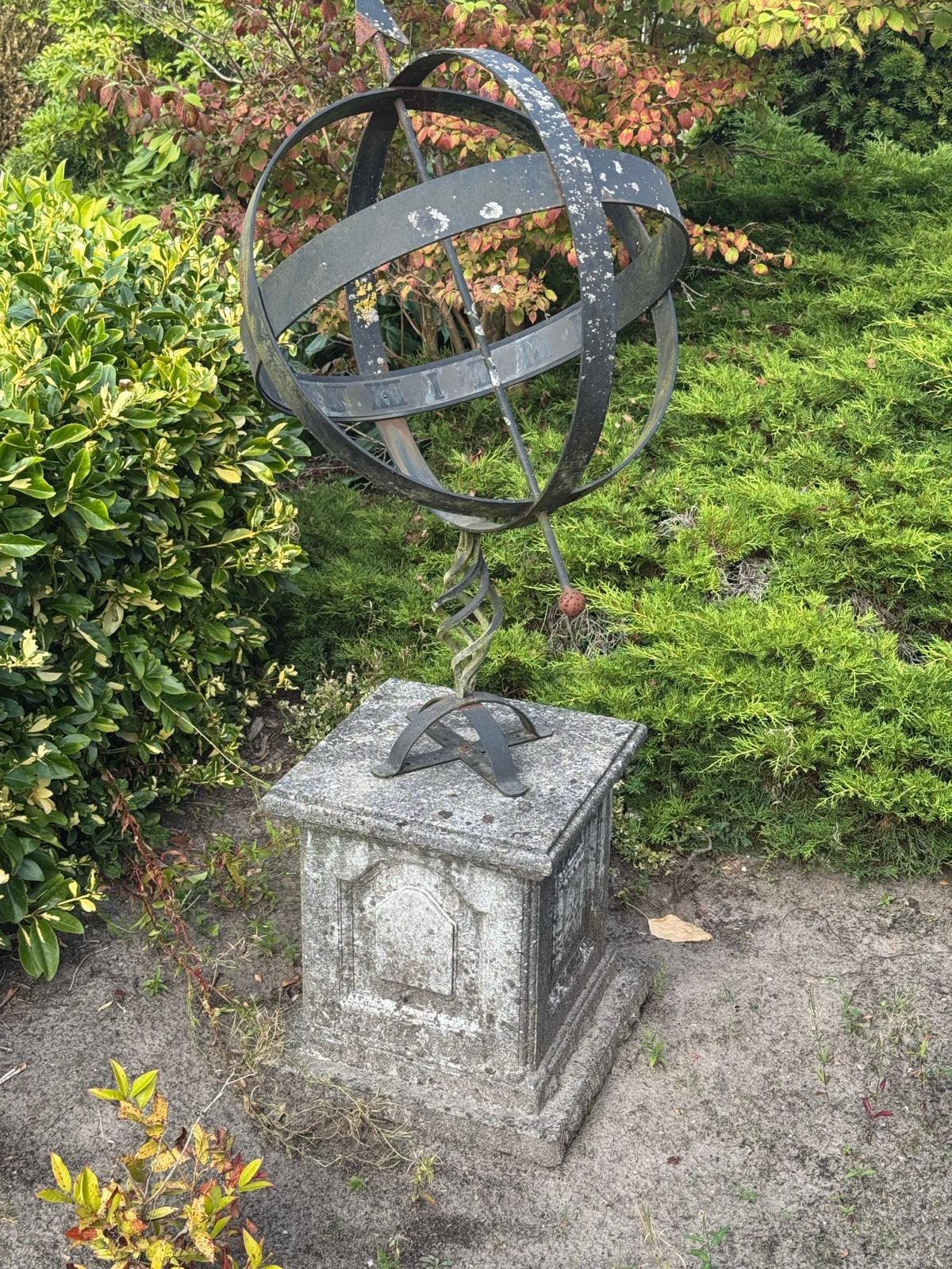 Decoratieve metalen armillairsfeer op stenen sokkel, Ophalen, Gebruikt, Metaal, Abstract beeld