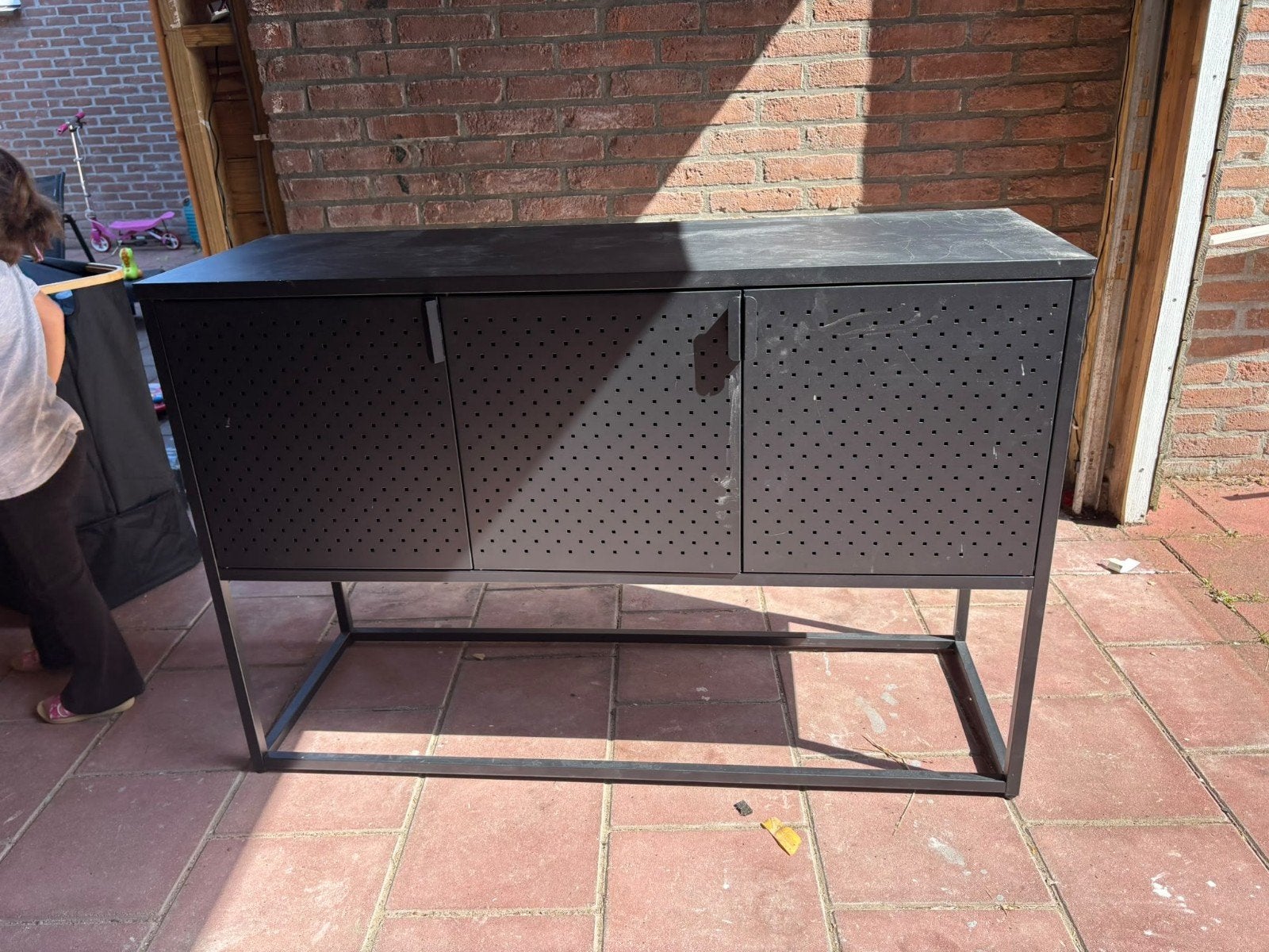 Zwart dressoir JYSK met 3 deuren, 100 tot 150 cm, Modern industrieel, 25 tot 50 cm, Ophalen