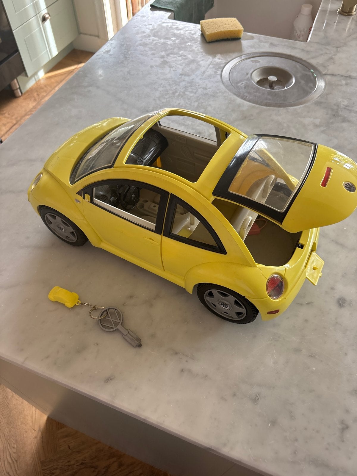 Barbie Volkswagen Kever Speelgoedauto Geel met Sleutel, Ophalen of Verzenden, Gebruikt