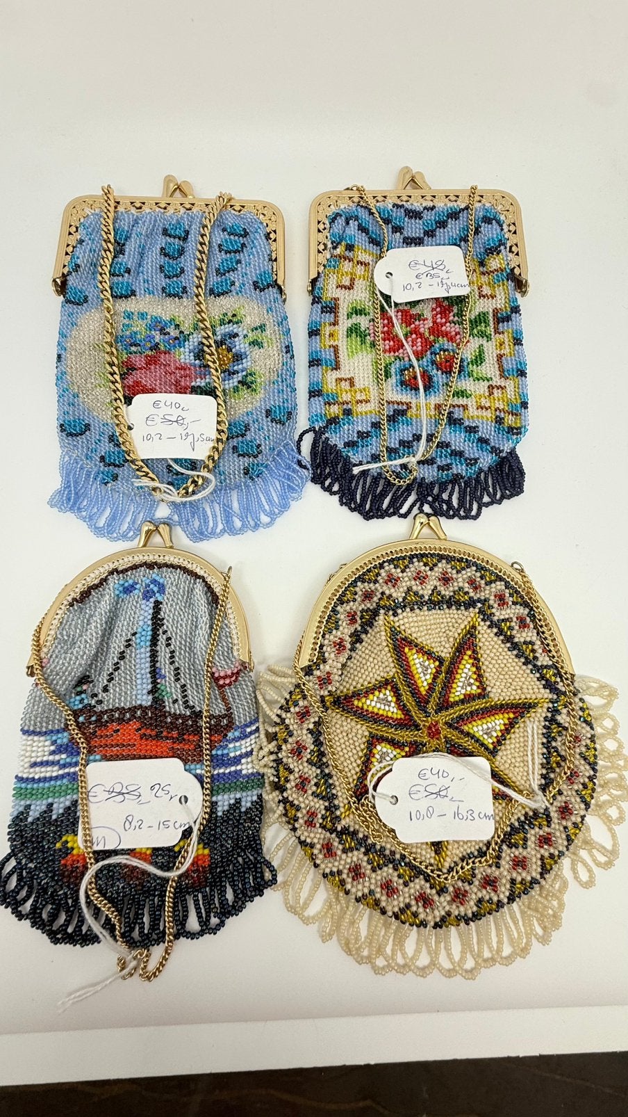 4 puntgave gebreide tassen met kraaltjes en onedele beugels., Verzenden, Nieuw, Avondtasje