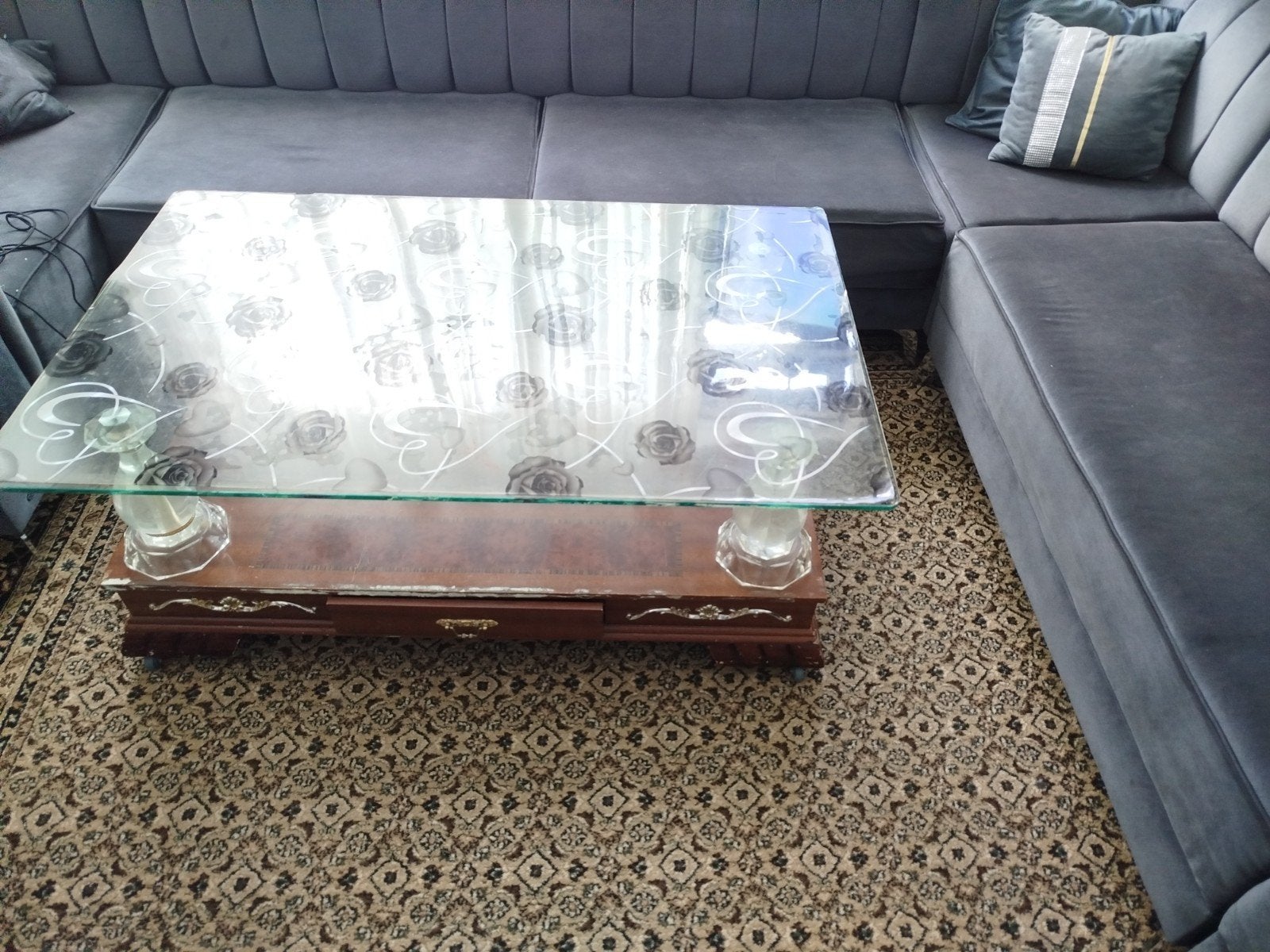 Salontafel bruin met gouden accenten en glazen blad, Huis en Inrichting, Ophalen, 50 – 75, Gebruikt, 100 tot 150 cm