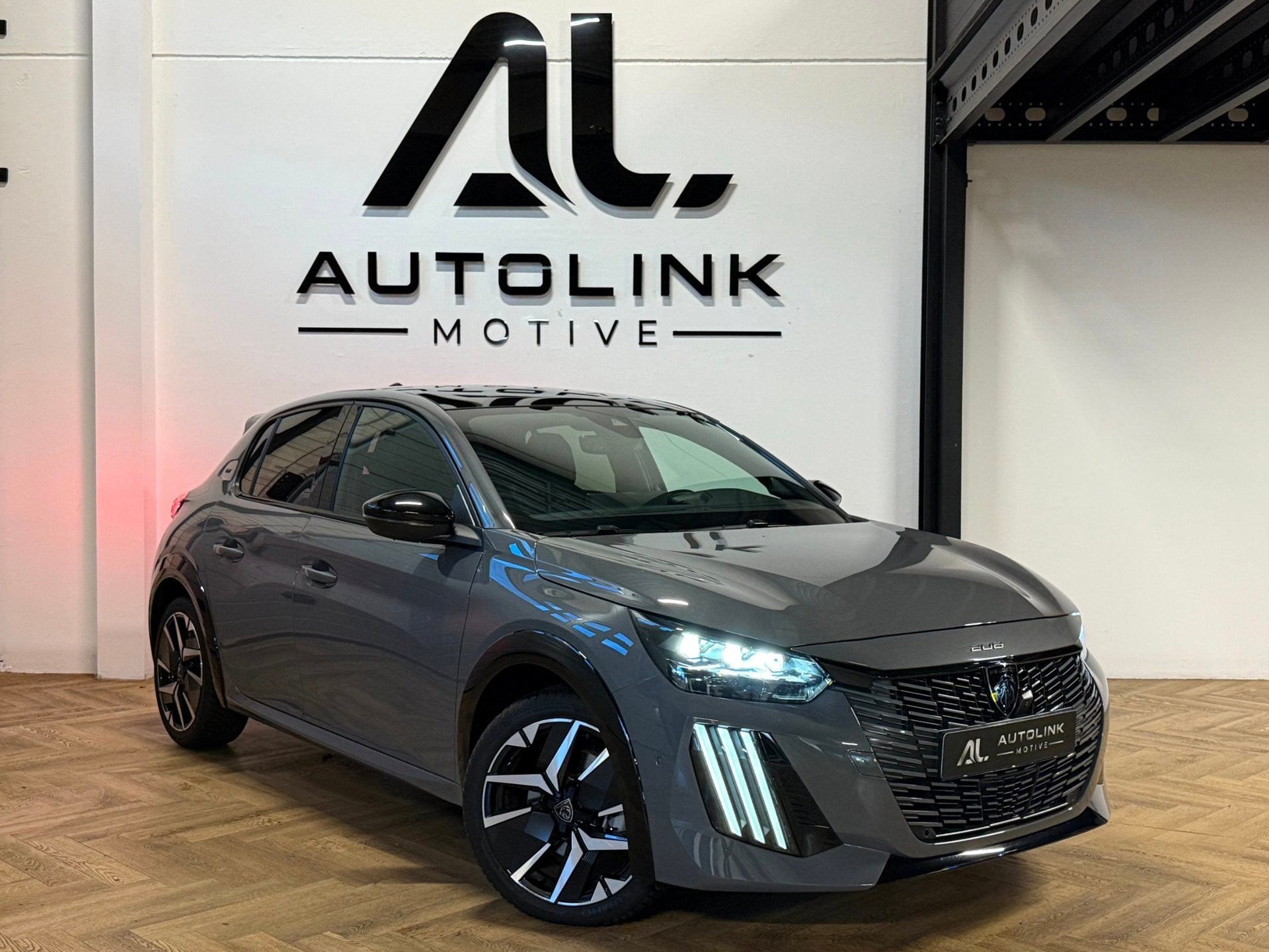 Peugeot 208 Hybrid 136 e-DCS6 GT|PANO|MEMORY|KEYLESS|CAMERA|, Auto's, Dealer onderhouden, Gebruikt, Zwart, Alcantara