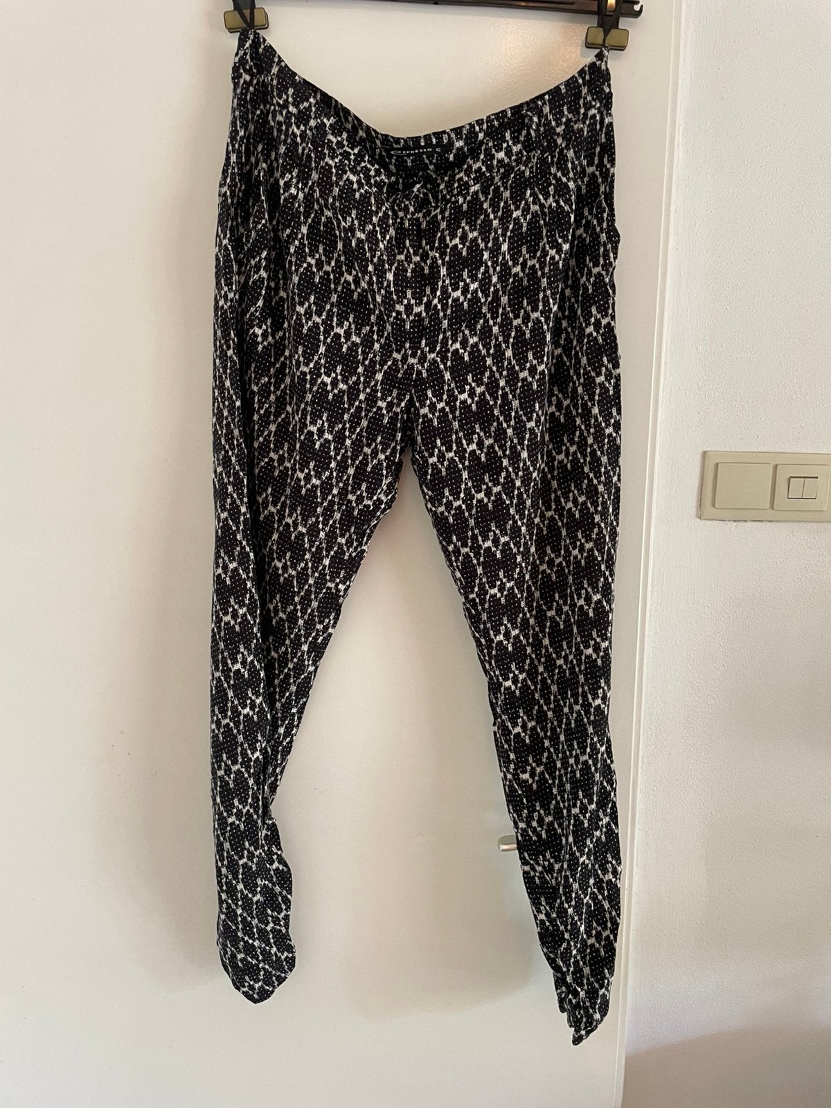 Mooie zomerbroek in zwart/wit print. Mt 42 merk Expresso., Meerkleurig, Maat 42/44 (L), Ophalen of Verzenden, Lang