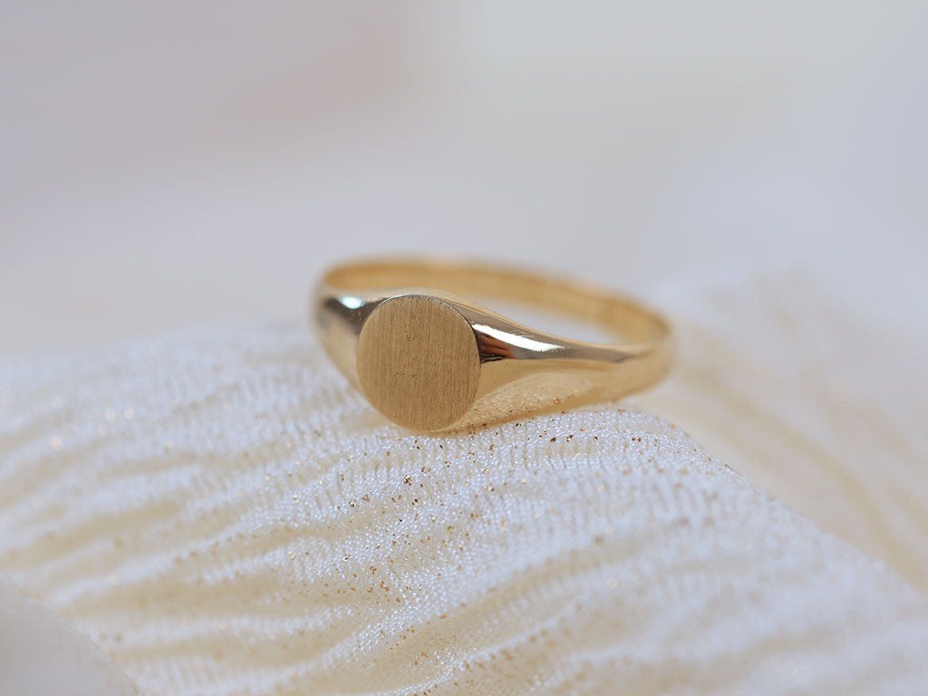 18 Karaat Gouden Pinkring Met Ronde Zegel, Ophalen of Verzenden, Dame, Goud, Goud