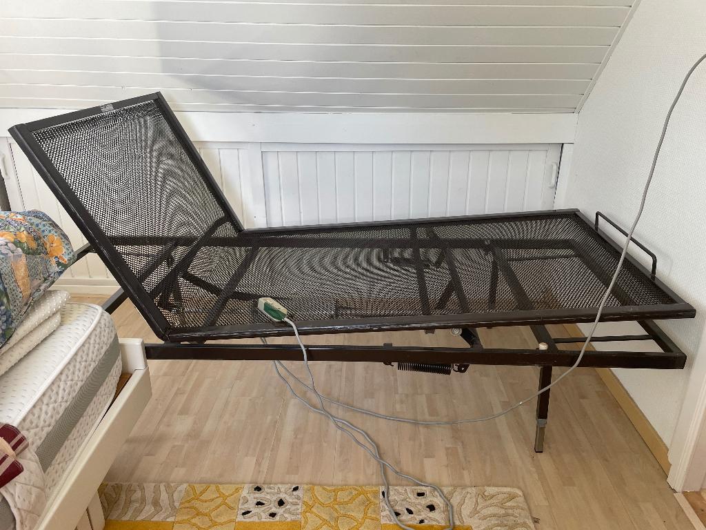 GRATIS: Degelijk elektrisch verstelbare bedbodem op poten, Ophalen, Gebruikt, 90 cm, Eenpersoons