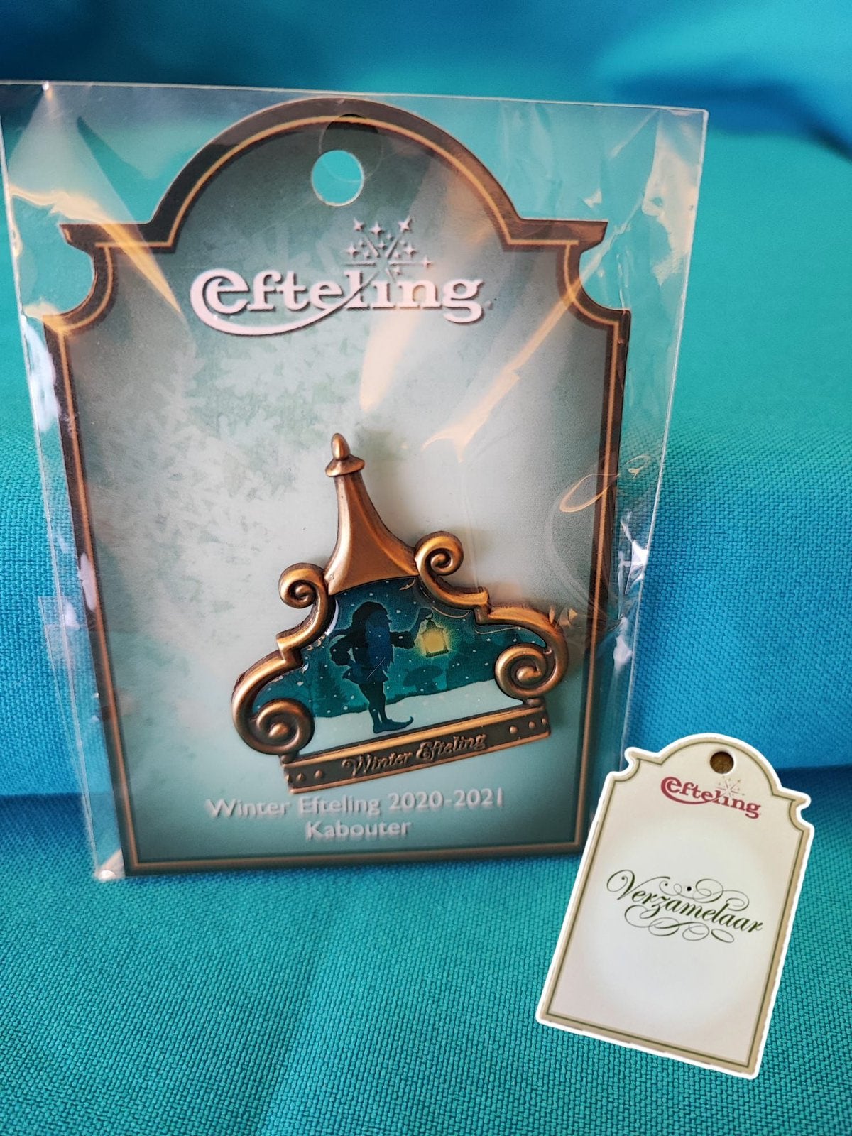 Winter Efteling pin Kabouter met lantaarn 2020-2021 nieuw!, Ophalen of Verzenden, Nieuw, Button of Speldje