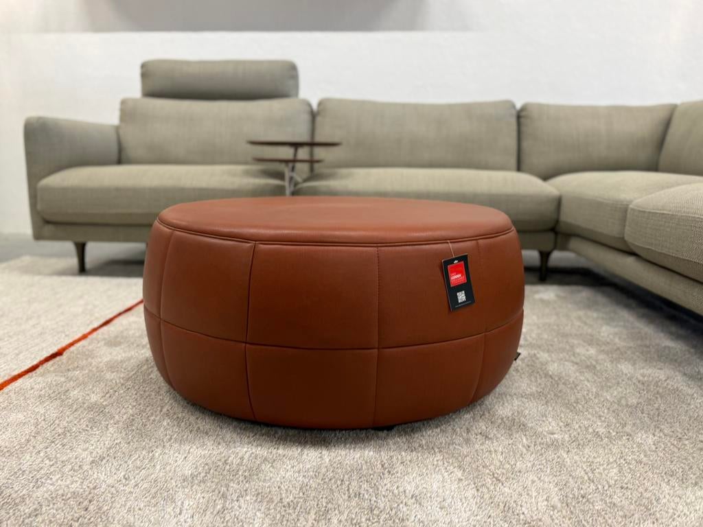 Nieuw Design on Stock Barrell Cera Cognac Design Poef Hoeker, Huis en Inrichting, Banken | Voetenbanken en Poefen, Leer, Ophalen of Verzenden