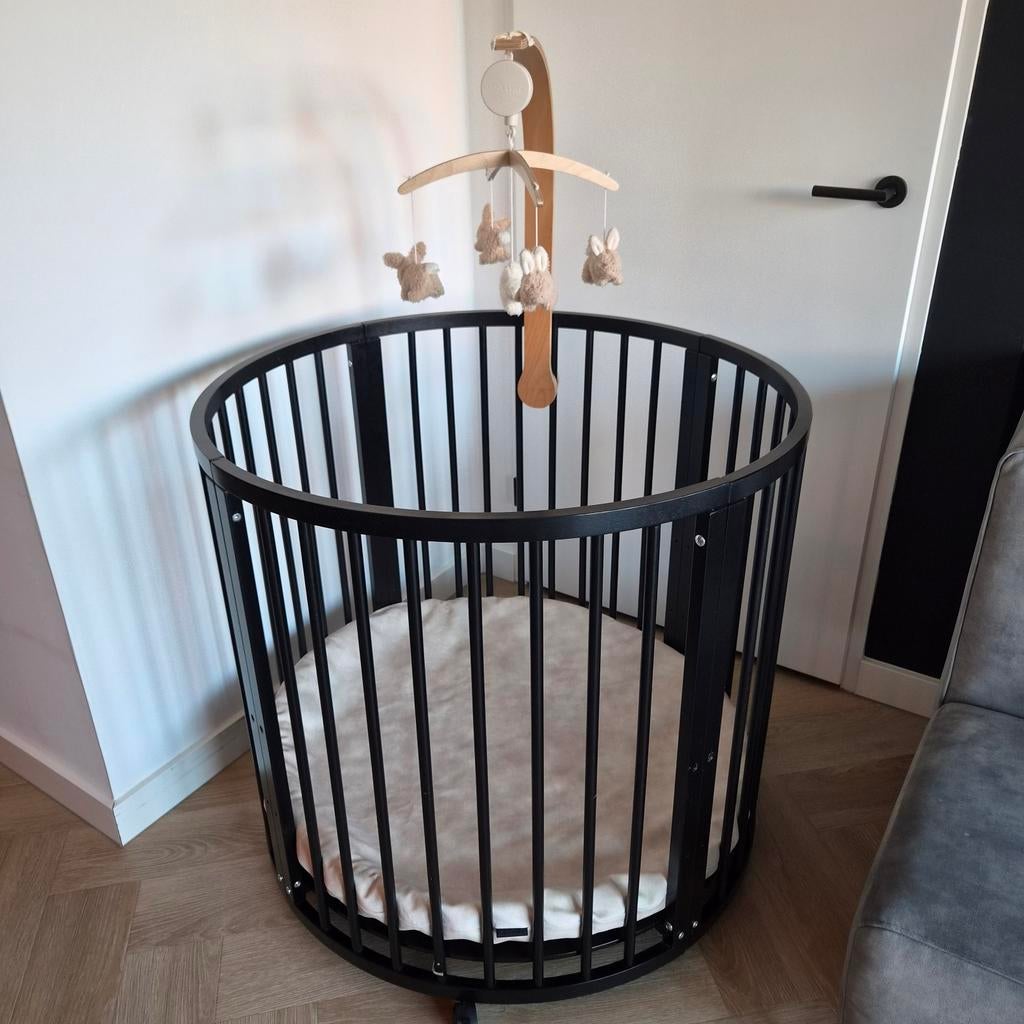 Buxibo ronde zwarte box + muziekmobiel + pretura matras, Kinderen en Baby's, Boxen, Ophalen, Zo goed als nieuw, Rond, In hoogte verstelbaar