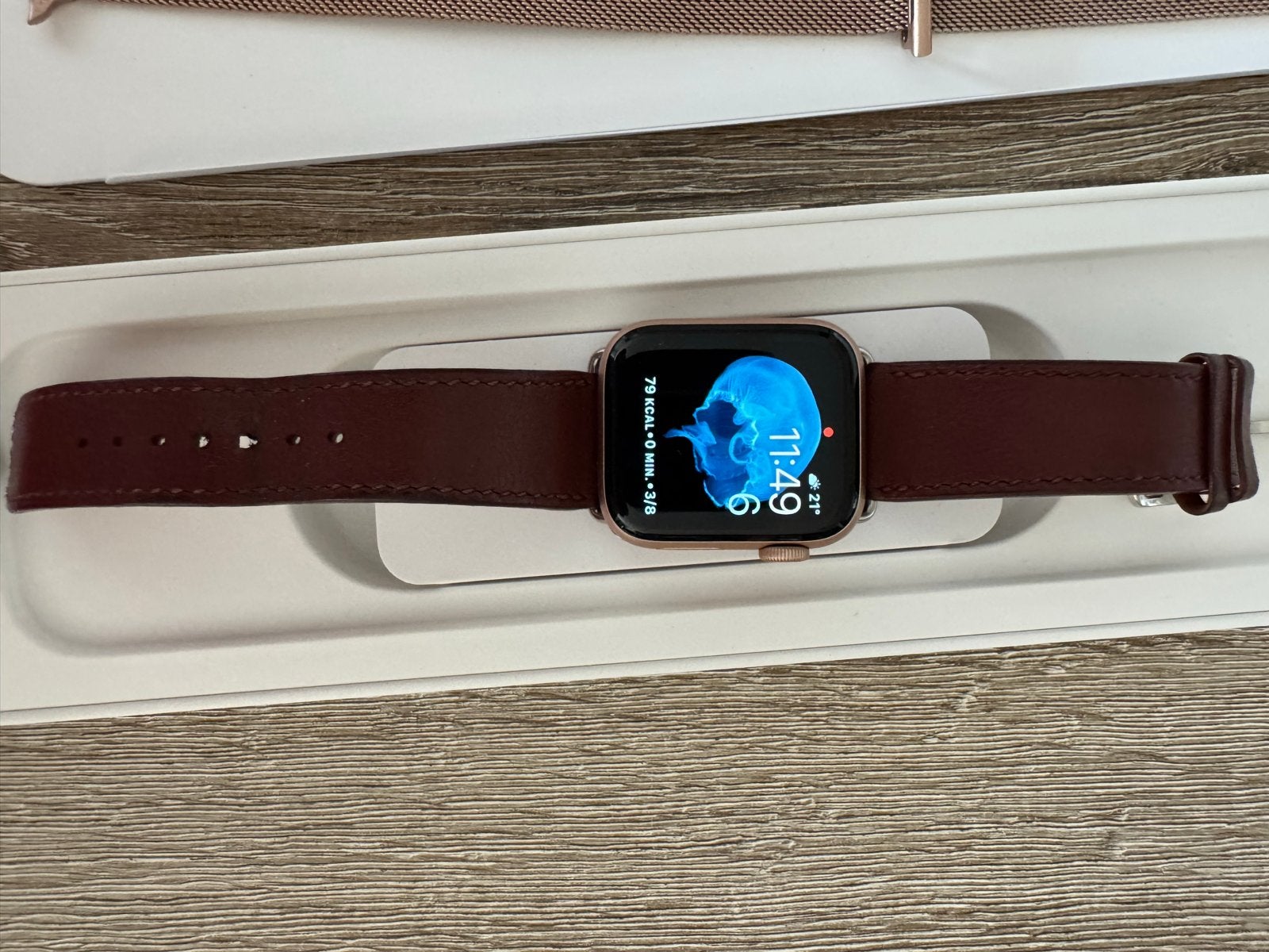 Apple Watch SE 40mm Goud Aluminium Roze Zand Sportband, Ophalen, Gebruikt, Hartslag, IOS