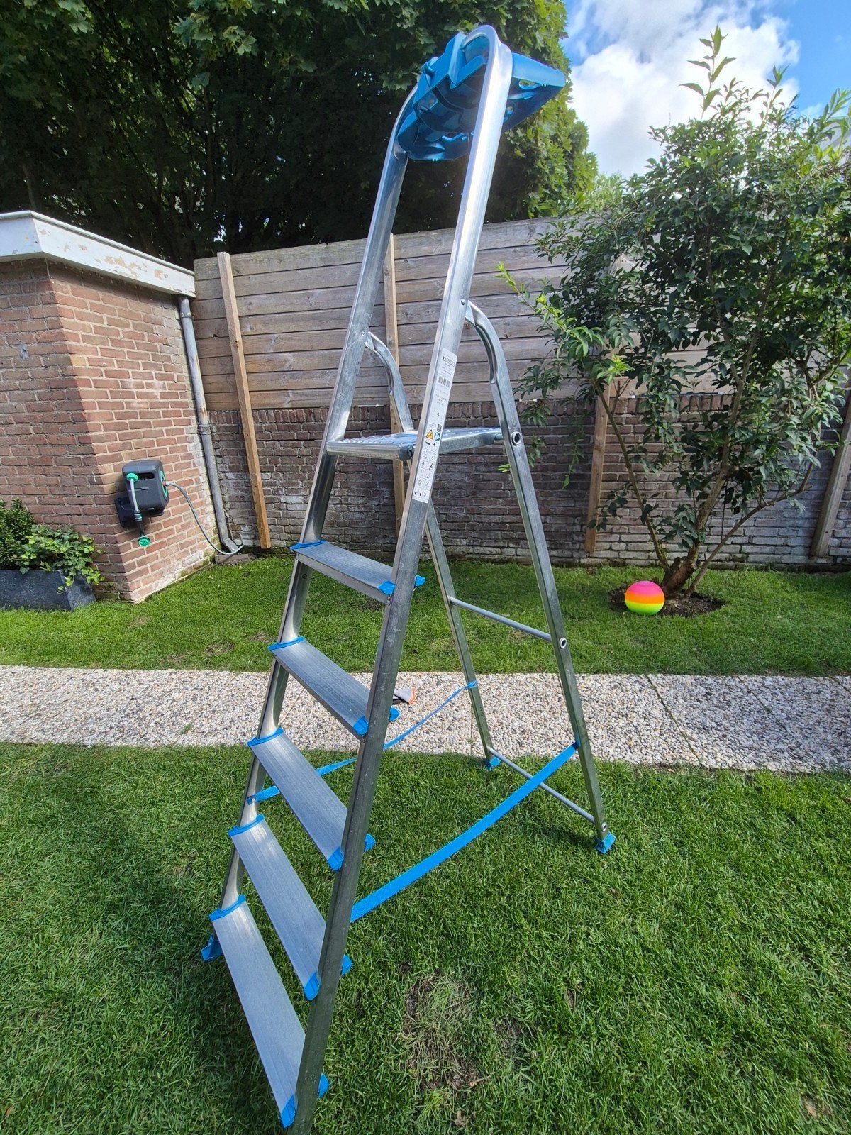 Stevige huishoudtrap met 5 treden en handige bak, Doe-het-zelf en Verbouw, Ladders en Trappen, Ophalen of Verzenden