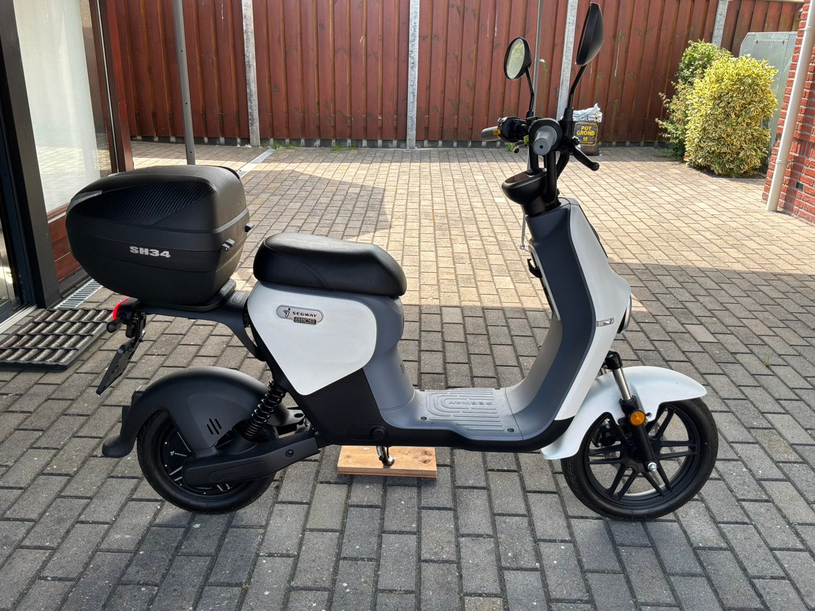 Scooter Segway B110s slechts 1256 km ( snorscooter 25 km), Fietsen en Brommers, Snorfietsen en Snorscooters, Ophalen, Zo goed als nieuw