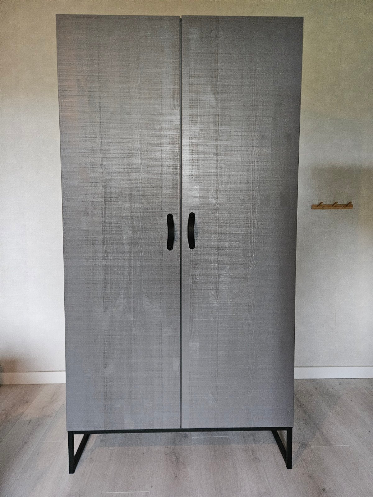 WOOOD Morris Kast - Grenen - Leem - 195x100x53, Ophalen, Met deur(en), Gebruikt, Modern, Scandinavisch