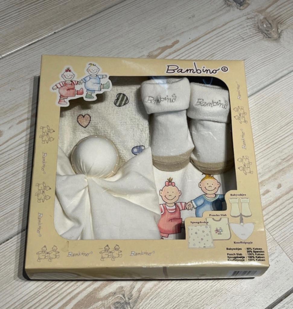 Babypakket Bambino –sokjes, slab, spuugdoek & knuffeldoekje, Kinderen en Baby's, Ophalen of Verzenden, Nieuw, Overige typen