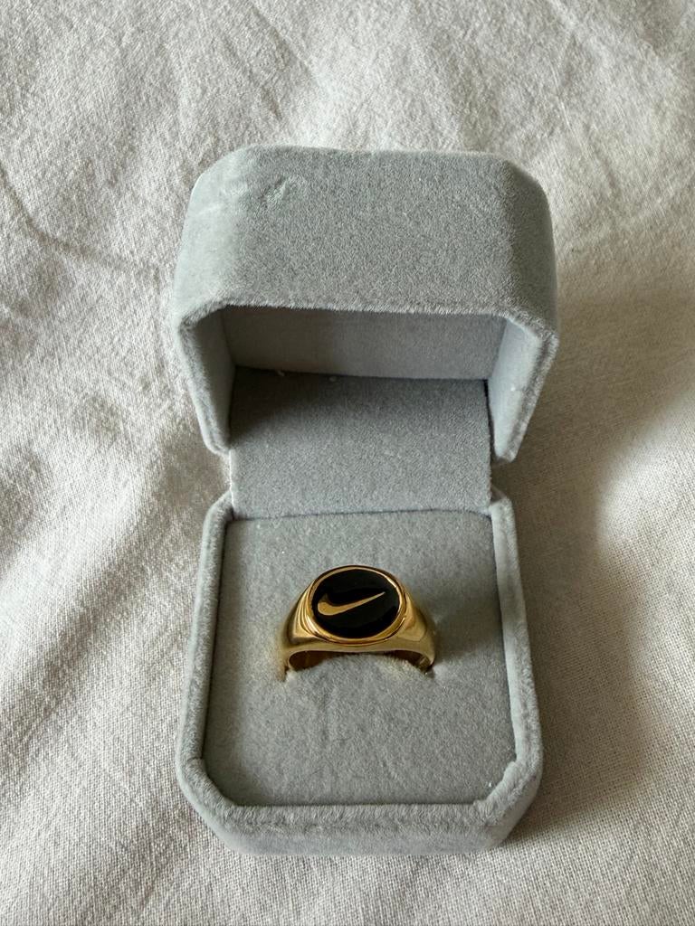 Gouden Nike Ring met Zwarte Inleg, Ophalen of Verzenden, Zo goed als nieuw, Dame of Heer, Goud