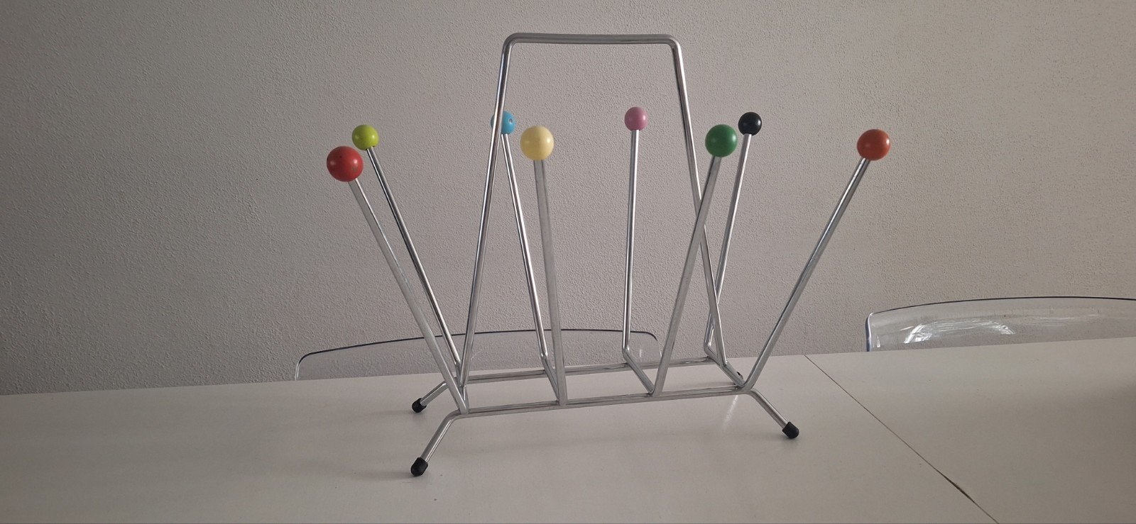 Vintage Krantenbak / Lectuurbak met Kleurrijke Bollen, Huis en Inrichting, Woonaccessoires | Krantenbakken en Lectuurbakken, Gebruikt