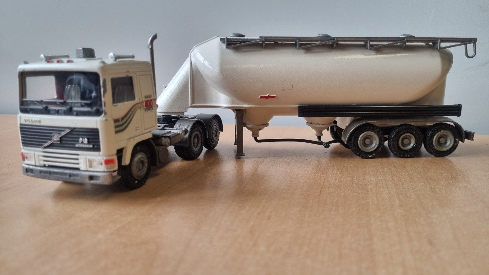 Volvo F12 400 met silo bulkoplegger schaal 1:50, Ophalen of Verzenden