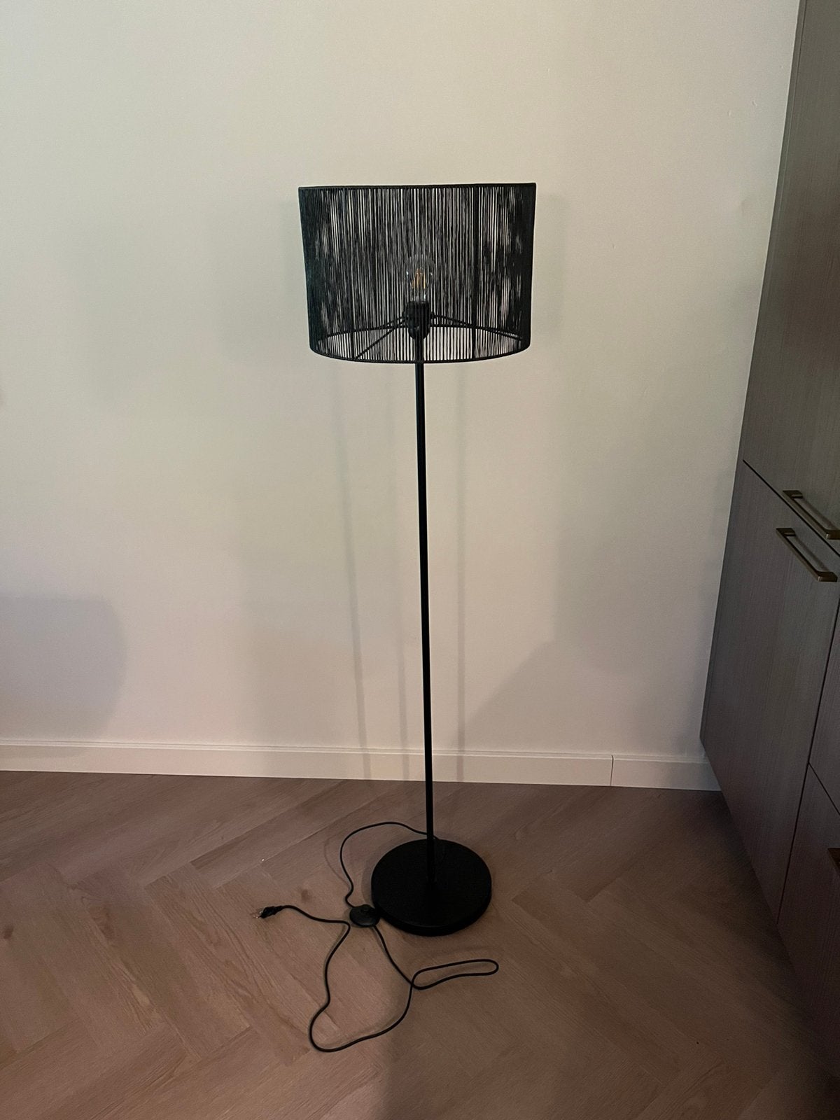 Zwarte staande lamp met kap, Ophalen, Zo goed als nieuw, 150 tot 200 cm