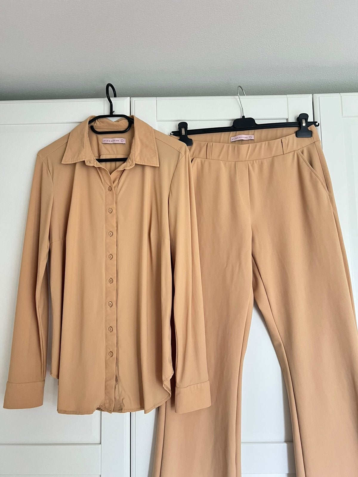 Studio anneloes set L flair bonded broek & poppy blouse, Kleding | Dames, Maat 38/40 (M), Beige, Ophalen of Verzenden, Zo goed als nieuw