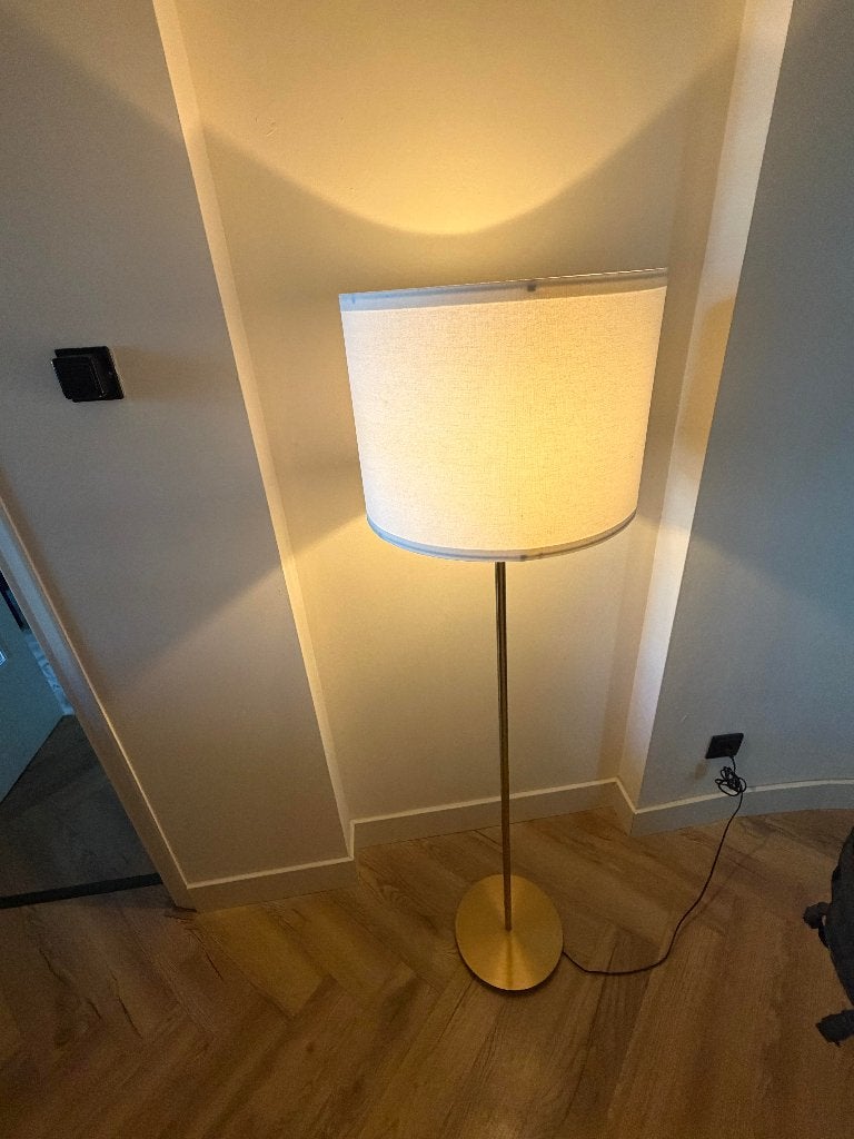 RINGSTA / SKAFTET wit messing staande Ikea lamp, Huis en Inrichting, Lampen | Vloerlampen, Ophalen, 150 tot 200 cm