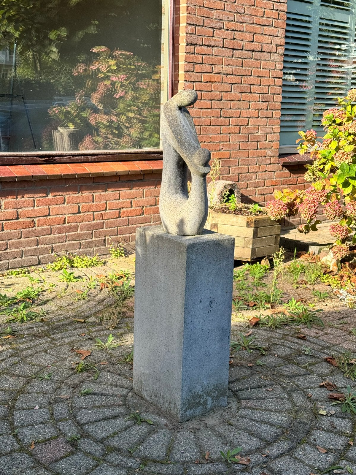 Twee abstract stenen beelden op sokkel., Ophalen, Beeld, Modern, Op sokkel