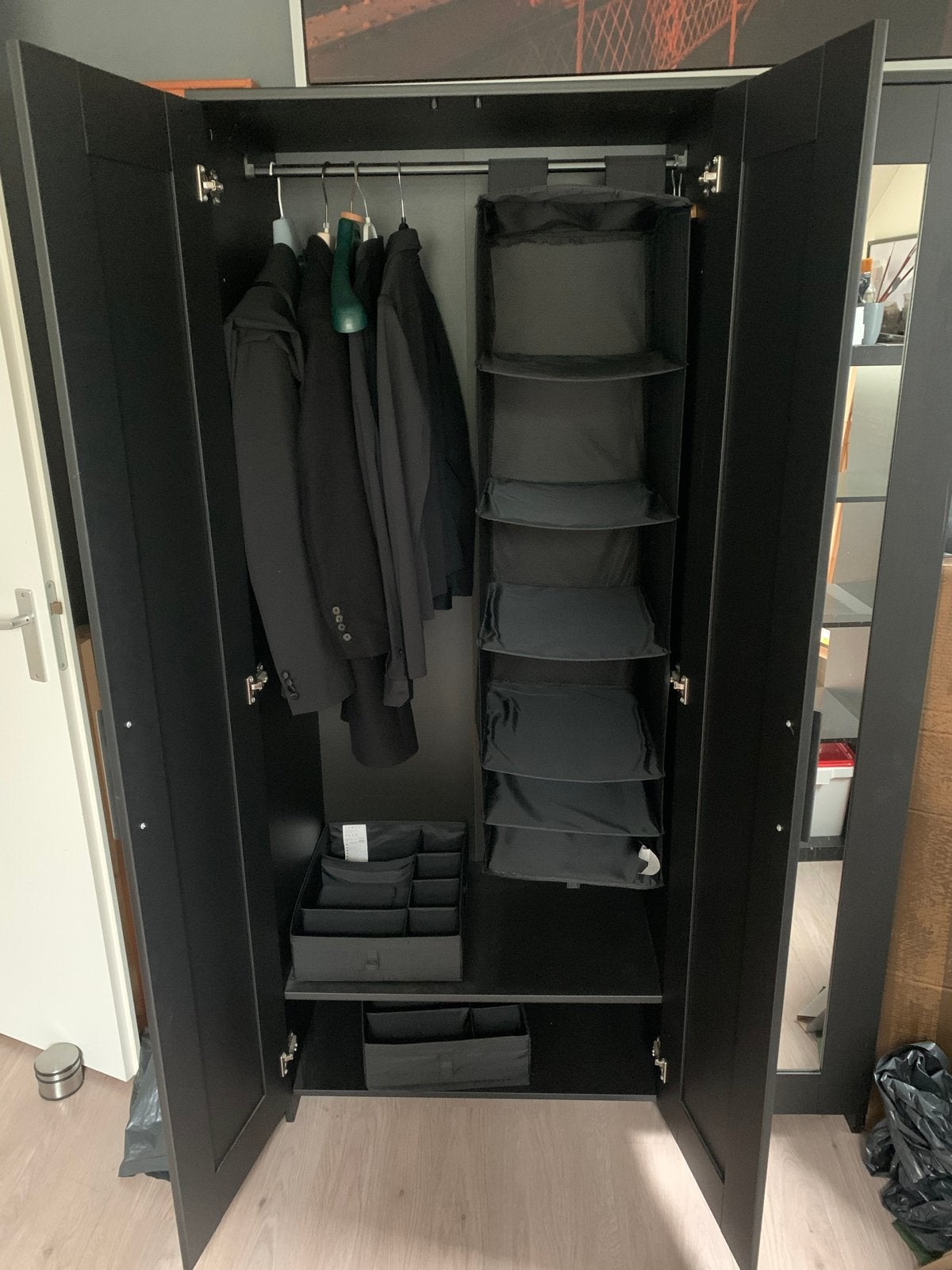 Zwarte kledingkast, buro met ladekastje, nachtkastje enzv, Ophalen, Gebruikt, 100 tot 150 cm, Met lade(s)