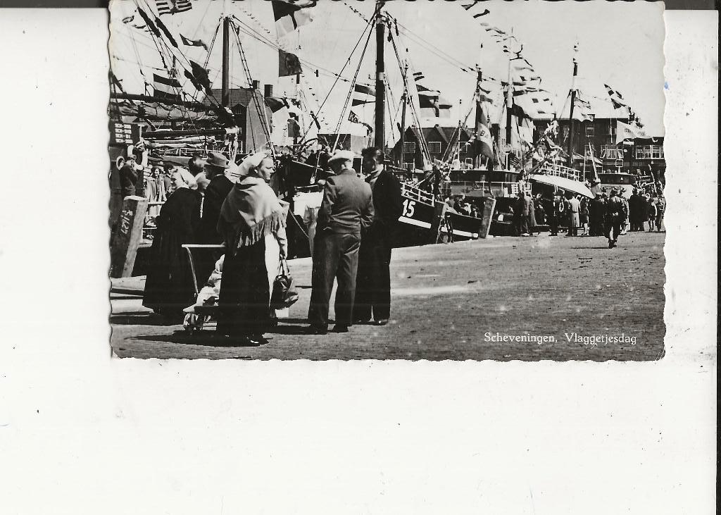 Scheveningen Vlaggetjesdag Gesprek aan de Haven, Ophalen of Verzenden, 1940 tot 1960, Gelopen, Zuid-Holland