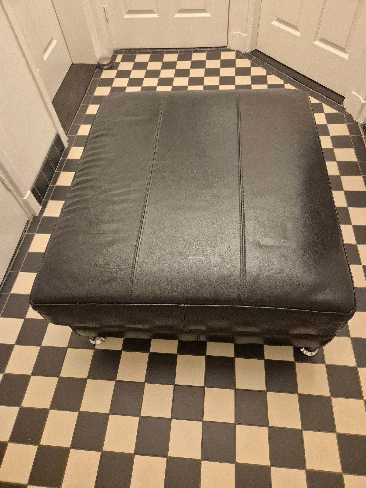 Hocker zwart in goede staat, Ophalen, Leer, 75 tot 100 cm, Zo goed als nieuw