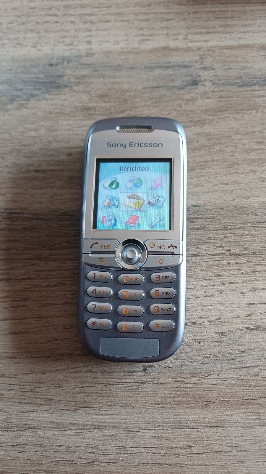 Sony Ericsson J210i  Klassieke Mobiel met lader, Ophalen, Geen camera, Zo goed als nieuw, Klassiek of Candybar