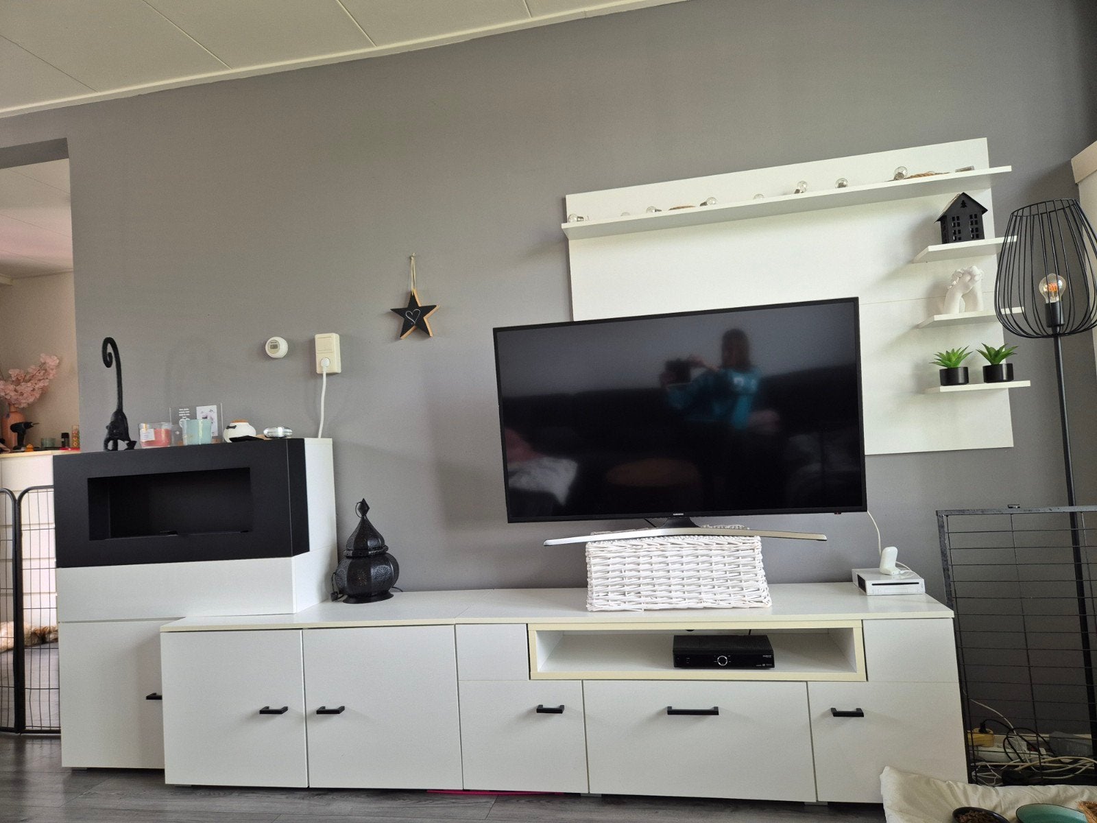 Wit hoogglans TV-meubel met wandbord en bio ethanol haard, Ophalen, Gebruikt, 150 tot 200 cm, Minder dan 100 cm