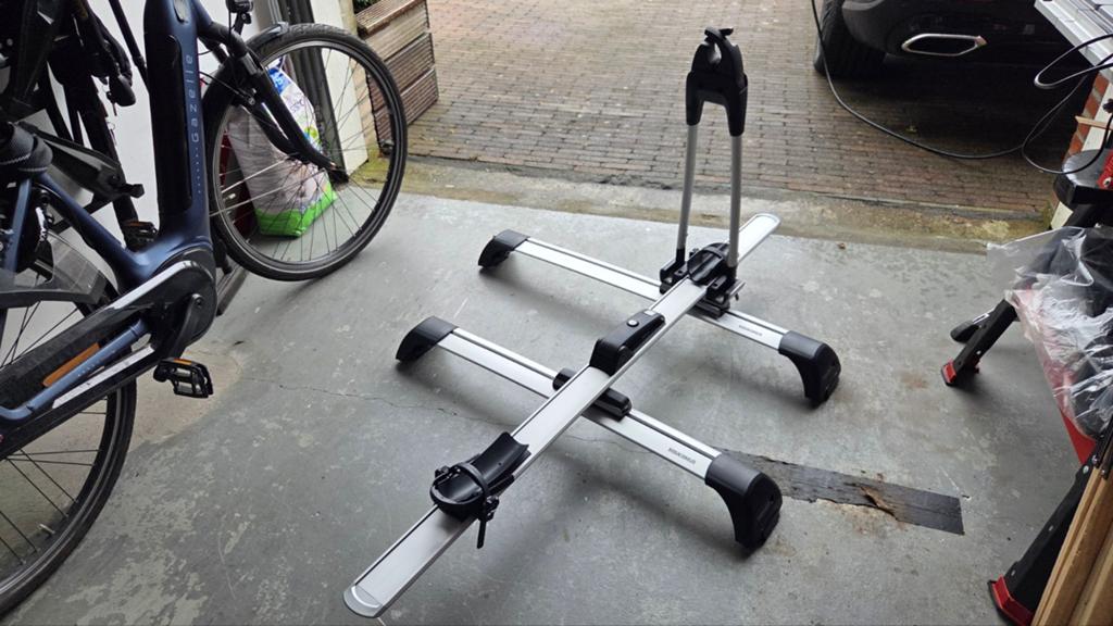 Yakima Whispbar dak/fietsdrager voor Mercedes C-klasse W205, Auto diversen, Dakdragers, Ophalen