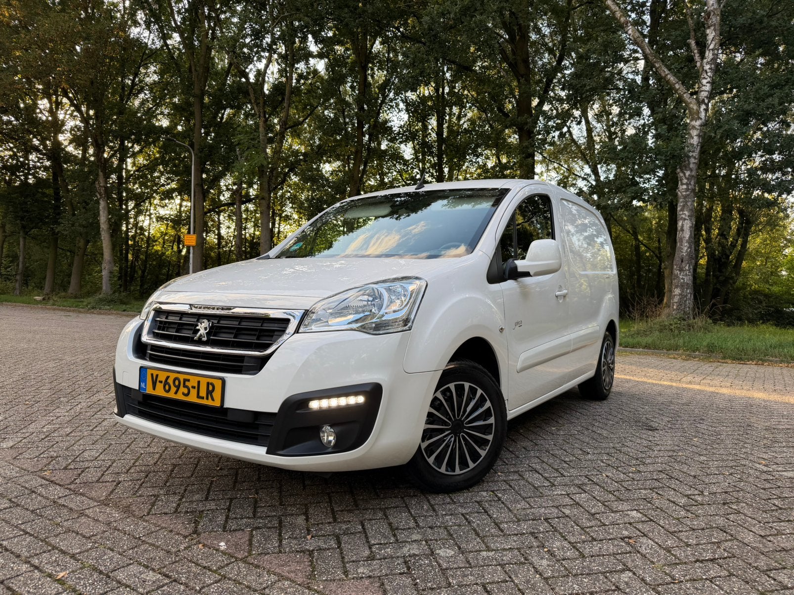 Peugeot Partner 1.5 HDI BJ 2018 Navi, Trekhaak, MARGE!, Auto's, Voorwielaandrijving, 680 kg, 4 cilinders, Origineel Nederlands