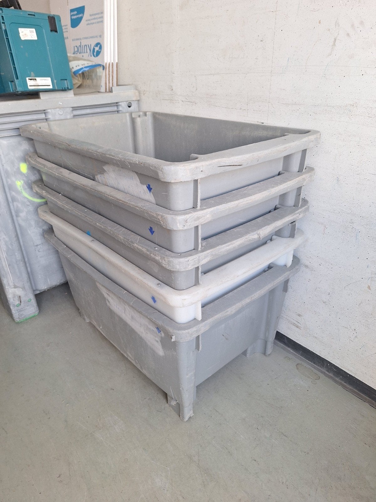 5x Grijze Bakken / Kuipen / Waterbakken - Gebruikt, Ophalen, Gebruikt, 40 tot 60 cm, 50 tot 75 cm