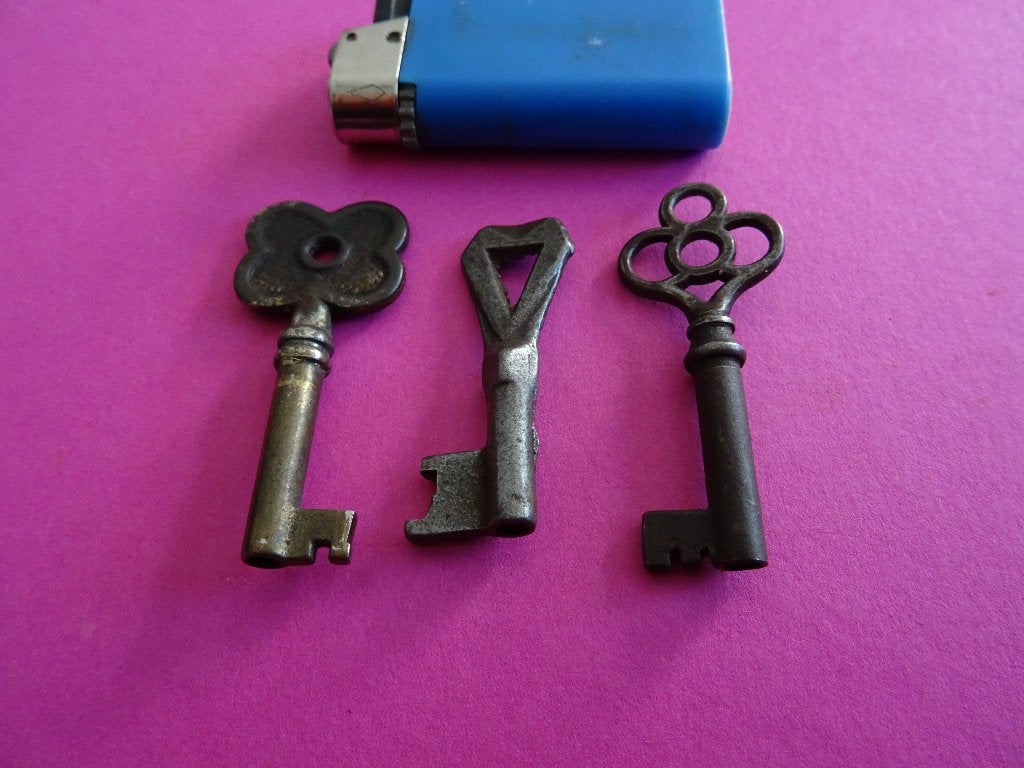 3 ANTIEKE SLEUTELTJES SLEUTELS SLEUTEL SLOT KISTJE KASJE, Ophalen of Verzenden