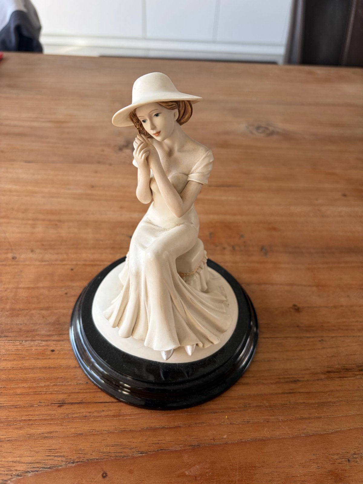 Beeldje Dame met Hoed - The Leonardo Collection Annie Rowe, Verzamelen, Ophalen, Zo goed als nieuw, Mens