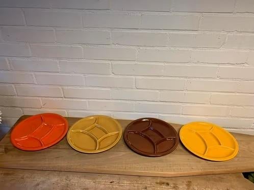 Vier gekleurde vintage fondue borden, Huis en Inrichting, Keuken | Servies, Ophalen of Verzenden, Keramiek, Overige stijlen, Bord(en)